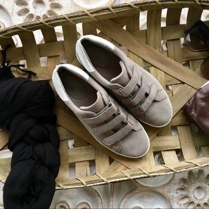 MICHAEL KORS LIKE NEW VELCRO CLOSE SNEAKERS